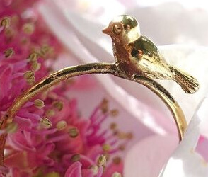 gouden ring met vogel